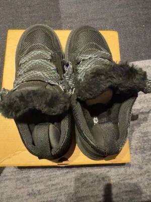 Uggs lowmell svart - Svarta Uggs lowmell, säljer för billigt eftersom använde ej under vintern o ba legat där.