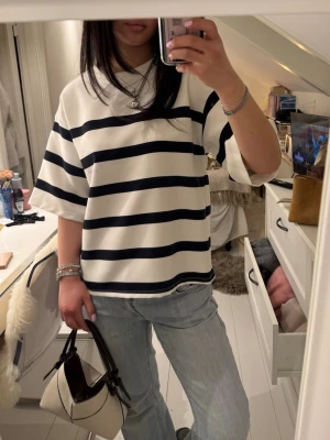 Randig T-shirt - Såå snygg T-shirt från Zara, med stilrena knappdetsljer på axeln! Aldrig använd🤗🥰