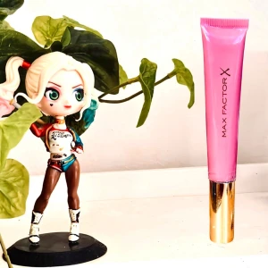 Max Factor Colour Elixir Cushion Lipgloss ”Starlight Coral” ! - Max Factor Colour Elixir Cushion Lipgloss ”Starlight Coral” är ett vårdande läppglans med vitamin E och antioxidanter som motverkar uttorkning av läpparna. 9 ml. Plomberad.