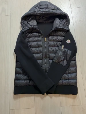 Moncler cardigan jacka svart - Säljer min moncler cardigan jacka svart herr för att jackan är liten på mig men den är i fint skick.                                              Pris kan diskuteras vid snabb affär
