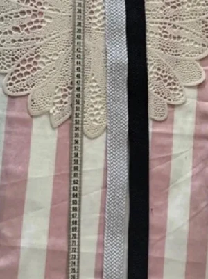 Två flätade bälten i svart och vitt från Dressmann - Säljer två snygga flätade bälten, ett svart och ett vitt. Båda har bruna detaljer i skinnimitation vid ändarna och passar perfekt till jeans eller kjol. Klassisk design Helt utan spän rose, bara att knyta eller vira. Båda är ifrån dressmann och den vita är i storlek 95 och den blåa är i storlek 100 passar även dom som har 110 och 105