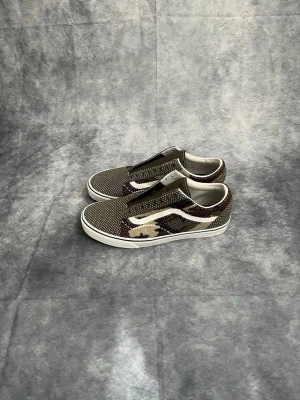 VANS sneakers - Helt nya VANS skor som har använts 1 gång! Det är en sällsynt modell och har för mig att inköps priset är 1000kr, de är helt nytt skick och väldigt snygga! Skosnörerna har jag tagit ut men kan skicka med orginal sko snörerna om ni vill! Skriv gärna om ni har fler frågor!