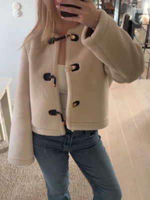 Pälsjacka  - Snygg beige teddy/pälskacka som är använd 2 gånger