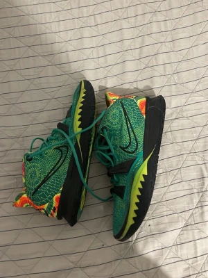  sopgröna Nike basket sneakers - Nike basketskor signerade av en spelare från Norrköping Dolphins. Skorna är i bra skick och passar perfekt för basket eller för någon som samlar på signerade saker.