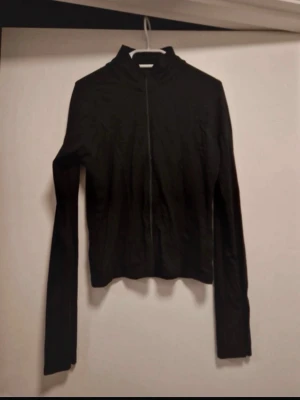 Tränings zip up - Jätte snygg tränings tröja med zip upp,är storlek axel men är mycket mindre i storlek skulle säga den är egentligen storlek M,som ny