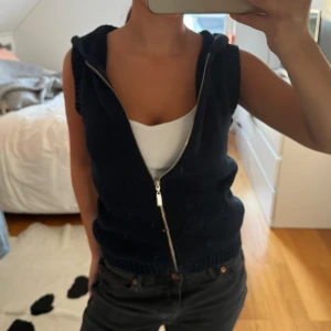 Blå väst - Stickad marinblå väst i strl S