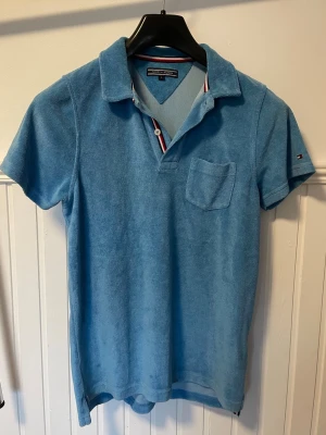 Tommy hilfiger frotté piké ljusblå - En väldigt snygg exklusiv Tommy hilfiger frotté piké ljusblå. Pris kan diskuteras vid snabb affär 