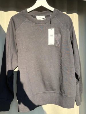 Ami Paris tröja  - Säljer denna Ami Paris sweatshirten i storlek L. Cropped fit. Helt ny!  Hör av er vid eventuella frågor eller funderingar! 
