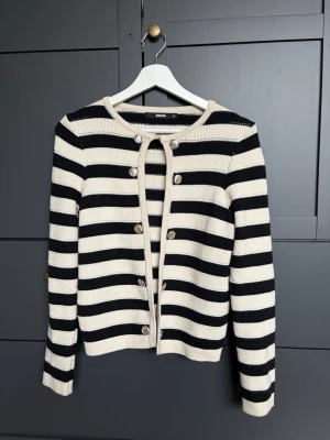 Randig kofta 🤍 - Supersnygg kofta från bikbok, perfekt inför sommaren 🤍🤍 Nästan helt nytt skick, använd en gång! 