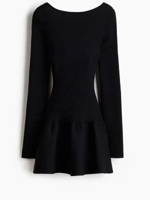 H&M ribbad klänning med utställd kjol - Säljer då den inte kommer till användning. Första bilden är framsidan!