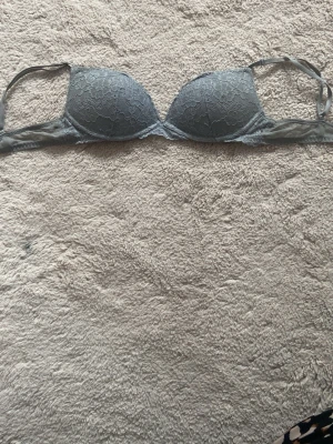 Ljusblå spets-bh med push-up - Snygg ljusblå bh med vadderade kupor och spetsdetaljer på framsidan. Den har ingen bygel 