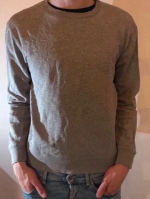 J.Lindberg sweatshirt  - Säljer en snygg och bekväm sweatshirt i bra skick. Tröjan är mjuk och skön att ha på sig och passar perfekt till både vardag och chill. Den är sparsamt använd och har inga slitningar eller fläckar.    Storlek: M Märke: J.Lindberg   Hör gärna av dig vid frågor!