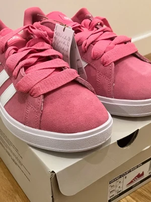 Adidas Grand Court Base 00 rosa sneakers – stl 37⅓ – nya (nypris ca 700 kr) - Adidas Grand Court Base 00 sneakers i rosa färg.  Storlek: 37⅓   Skick: Helt nya, aldrig använda   Med etikett och originalkartong.  Nypris i butik ca 700 kr.  Säljes då storleken inte passar.   Kan skickas eller mötas upp i Stockholm.