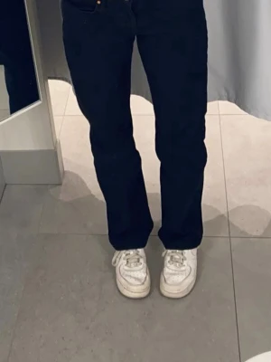 Low straight jeans - Lågmidjade raka jeans från BikBok i utmärkt skick. Nypris 700kr. Kika gärna på mina andra annonser! Storlek W26 L30