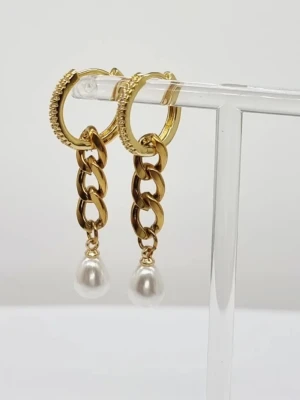 Handgjorda örhängen  - Guldpläterad rostfritt stål med zirconia. 