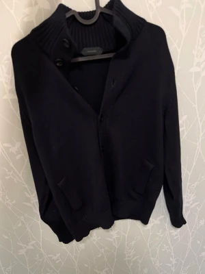 Zanone chioto kofta - Skön stickad cardigan ifrån zanone, nypris 6499. knappt använd, tyvärr blivit för liten. Säljes till ett mycket bra pris. Storlek 48=S