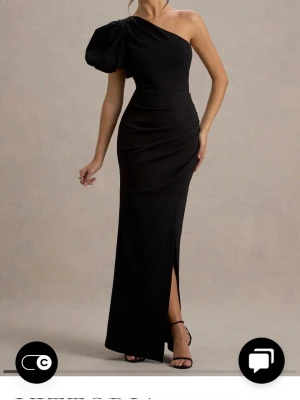 Svart balklänning oanvänd  - Superfin och stilren svart balklänning från Club L London! Endast provad en gång och lappen är kvar. Nypris: 1360 