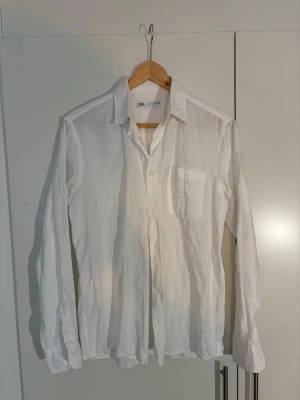 Linneskjorta Zara - Vit linneskjorta från Zara. Perfekt till sommaren. 