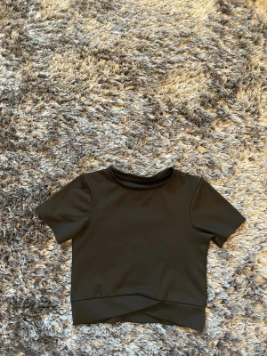 Svart ribbad croppad topp Keep Active - Snygg svart croppad topp från ZARA Keep Active med ribbad struktur och korta ärmar. Toppen har en enkel, sportig look och en liten etikett med loggan bak. Perfekt till träning eller en chill outfit. Använt några gånger men den har ett perfekt material så ser fortfarande NY ut. Strlk 9-10, 140. ALLA PRISER KAN DISKUTERAS🤍
