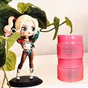 LE Masque de Nuit ”Berry” från Laneige! - LE Masque de Nuit ”Berry”  från Laneige har utsetts till bästa Lip Sleeping Mask 2025. Med antioxidanter, C-vitamin och kokosnötsolja vårdar den dina läppar hela natten. 3 g. Ny och oanvänd. 