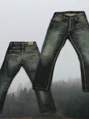 Nudie jeans Fearless Freddie - Ett par ovanliga Nudie Jeans i modellen Fearless Freddie. | Jeansen är i storlek W29 L30. Mått i cm syns längst ner i texten 👇. | Dom är gjorda av 100% bomull. Jeansen har fyra koppar färgade knappar fram till. men endast knappa högst upp syns vid användning. | Det är bara att höra av sig om man vill ha flera bilder eller om har några frågor. |  Mått: utsida ben = 97cm insida ben = 70cm, midjebredd = 38cm, follbredd (fot hållet) = 18cm, gylf längd: från midjan till grenen = 27cm