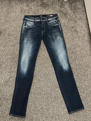 Replay Anbass jeans – W29 L32 – mörkblå/svarta – nyskick - Säljer ett par Replay Anbass jeans i storlek W29 L32.  Jeansen är i nyskick och har en sjukt snygg mörk tvätt som går mellan mörkblå och svart. Väldigt stilrena och lätta att matcha.  • Modell: Anbass • Storlek: W29 L32 • Färg: Mörkblå / svart tvätt • Skick: Nyskick • Väldigt skönt och stretchigt material  Perfekta för dig som gillar snygga slim jeans med bra passform.  Skriv om du vill ha fler bilder eller mått.