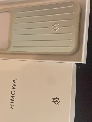 Rimowa Mobilskal - Hej säljer ett nytt mobilskal från Rimowa, super kvalité rekommenderas starkt. Modell iPhone 17 Pro Max. Priset är förhandlingsbart. Hör av dig via intresse 