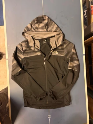 The North Face jacka - Säljer nu min The north Face jacka då den aldrig riktigt kommit till användning, köptes förra sommarn ny på JD sports och har mest legat sen dess. Finns det fler frågor så är det bara o höra av sig!