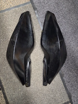 Svarta plastkåpor till moped - Säljer ett par svarta sidokåpor till aerox perfekt för dig som vill byta ut dina gamla runkiga sido kåpor eller vill ha något snyggare, dem är i fint skicka men som ni såg på bild 2 så var det ett litet märke på höger sida. Jag har också en luftburk som inte används nå mer. 350kr för sidokåpor och 50kr för luftburk. Kanske har något ni söker.