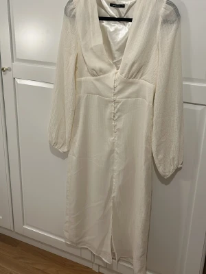 Vit långklänning från Gina Tricot - Långklänning från Gina Tricot 🌸