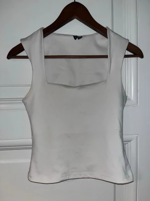 Vit linnetopp från Vero Moda - Säljer en stilren vit linnetopp från Vero Moda med breda axelband och fyrkantig ringning. Skriv om du har några frågor💕