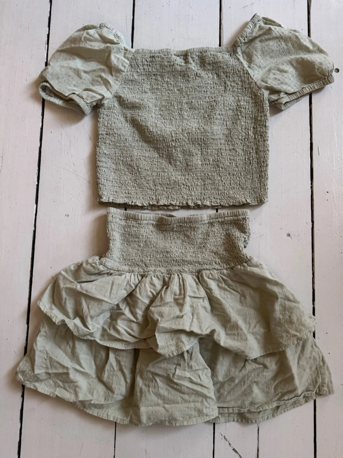 Ljusgrönt tvådelat set med puffärm