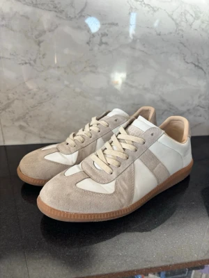 Masion margiela gats - Ett par feta gats i storlek 43 passar nu perfekt till sommaren och våren. Skicket är 7/10. Ingen dustbag eller box 📦 Du vet varför de är så billiga 🇨🇳 🇨🇳 