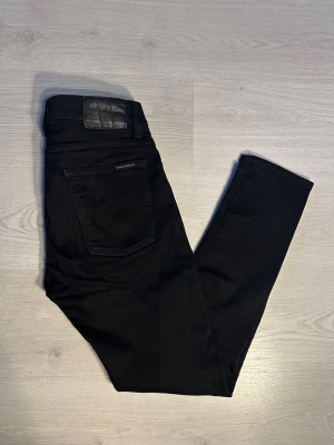Nudie 31/30 - Ett par riktigt feta Nudie jeans i mycket bra skick. De är använda men utan defekter. Skriv vid frågor eller om du vill se fler bilder! Kolla gärna in min profil också för fler jeans och kläder😄