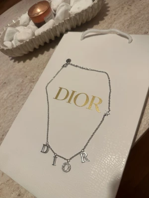 Dior halsband silver  - Helt nytt. Silver. Rostar ej, 