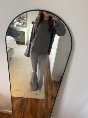 Grå stickad tröja - En enkel och stilren mörkgrå stickad tröja med rund halsringning och avslappnad passform. Tröjan är från BikBok och i fint skick.