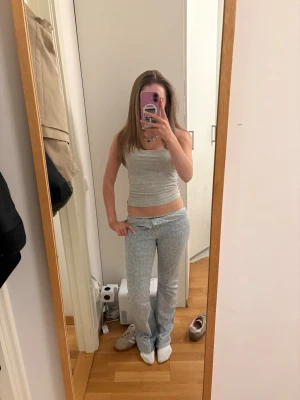 Ljusblå leopardmönstrade jeans - Säljer ett par ljusblå jeans med leopardmönster. Jeansen har flare ben och låg midja, vilket ger en cool och trendig look. Perfekta för dig som vill sticka ut och gillar djurmönster.