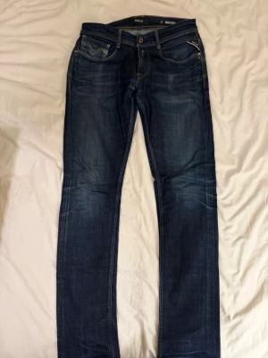 Mörkblå jeans från Replay - Säljer ett par snygga mörkblå jeans från Replay, modell ROB. 