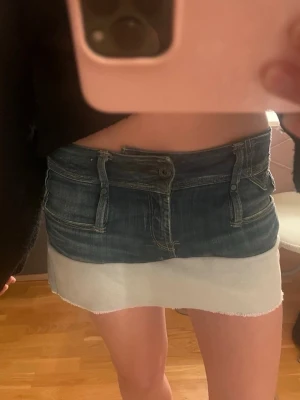 Jeanskjol - Superfin jeanskjol som jag sytt om från ett par jeans💓 Postar samma dag eller dagen efter!  Kolla in vår profil för fler plagg och rabatt vid köp av flera kläder!💞💞  Midjemått - 41 cm  Längd - 26 cm  Innerfickorna på framsidan är avklippta, inget som syns men det går inte att lägga saker i framfickorna.  #denim #jeanskjol #sommar #vår #volangkjol #stockholmsstil #copenhagenstyle #trending #trendy #vintage