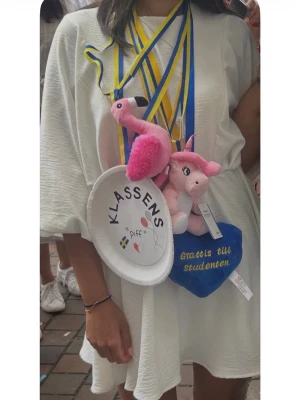 Vit studentklänning med ballongärmar - Säljer nu min studentklänning med ballongärmar som jag köpte här på plick! Jag har enbart använt den en gång, och den är fortfarande i fint skick. Passar mig perfekt som är 160 lång och som vanligtvis brukar ha XS-S ❣️skriv för fler bilder 