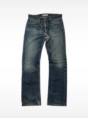 Archive patched vintage straight blue Levis506 jeans - Ett par snygga Levis 506 jeans. Med en fin tvätt och svala bleknar. Hälbettet är lappat. De har en snygg rak passform. Storlek B:34 L:34 Kontrollera måtten för att se hur de passar: B:45cm L:116cm benöppning:23cm