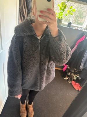 Teddy jacka  - Super fin teddy jacka som är perfekt nu till våren🖤