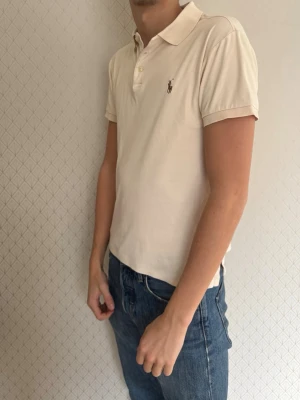 Ralph Lauren pike  - Hej säljer denna sjukt snygga Ralph Lauren pike i storlek S. Den är i sjuk bra skick och passar perfekt nu till vår/sommaren. Nypris på denna är 1299kr hör av er vid några frågor. 