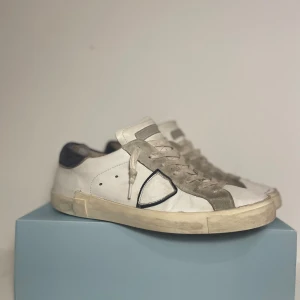 Vita Philippe Model Skor - Dessa tjusiga skor är perfekta till nu till våren. Det finns lite defekter på bland annat insidan av skorna men de kan fixas. Intresserad? Pris kan diskuteras. 