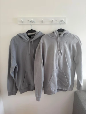 Herr två ljusblå basic hoodie  - Säljer två enkla och stilren ljusblå hoodies med huva och dragsnören. Hoodien har en klassisk känguruficka framtill och ribbade muddar vid ärmslut och nederkant. Från H&M i storlek XS