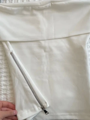 Vit Zara topp - Jättefin zara topp som är jätte gullig på sommaren. Passar storlek S också