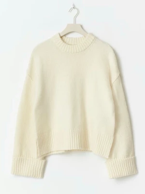 Vit oversized stickad tröja - Såå najs stickad tröja från Gina Tricot. Endast använd ett fåtal gånger, nypris drygt 400❣️❣️