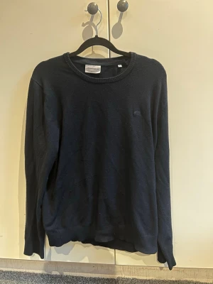 Mörkblå tröja från Lindbergh - Mörkblå tröja från Lindbergh, väldigt skönt material samt väldigt bra passform. Kan vara skön och ha under olika årstider. Slimfit gör att den ser mycket bättre ut på dig. Helt ny, använt 1gång för och se hur den sitter. Orginal pris 599.