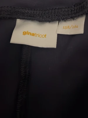 Mörkblå utsvängda leggings Gina Tricot - Snygga mörkblå leggings från Gina Tricot i storlek 158/164. Modellen har utsvängda ben och är tillverkad i ett stretchigt och mjukt material som sitter skönt. Perfekta för dig som gillar en trendig och bekväm stil.