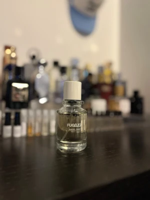 Fugazzi Angel Dust - Fugazzi Angel Dust 50ml, inte använd så mycket. Köpt på bangerhead i Borås. Skriv om du har några frågor!